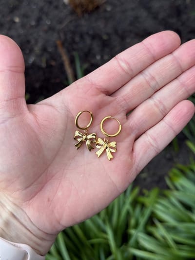 Kinderoorbellen – Stainless Steel – Strikjes oorbellen - Gouden oorbellen meisjes - Meisjes oorbellen - Oorbel ringetjes Strik – Oorbel hanger Strikje- Cadeautje meisje - Oorbel - Verjaardag