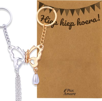 BFF Sleutelhanger voor 2 'Hiep Hiep Hoera' - Vlinder - Sleutelhanger set op Cadeau Kaartje - Goudkleurig & Zilverkleurig - Verjaardags Hanger - Pax Amare