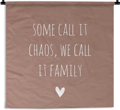 Wandkleed - Wanddoek - Engelse quote "Some call it chaos, we call it family" met een hartje op een bruine achtergrond - 90x90 cm - Wandtapijt