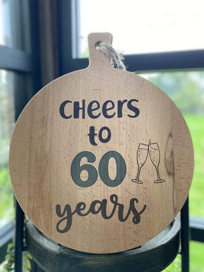 Serveerplank 60 jaar - cheers to 60 years - maat 30 - puur hout - verjaardag - te personaliseren met naam