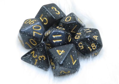 Polyset Dice | Dobbelstenen - Set Van 7 Stuks - Zwart Glitters Goud Transparant| Voor D&D en Andere Rollenspellen | Plastic Dobbelstenen Set voor Dungeons and Dragons | Polyhedral Dice Set | Met Mooie Zwarte Velvet Dice Bag voor Ongeveer 3 Sets