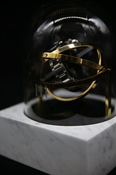 Tourbillon horlogeopwinder in wit Bianco Cararra marmer en goud stalen ringen - Elbrus Horology - Gyrowinder Orbit Watch Winder