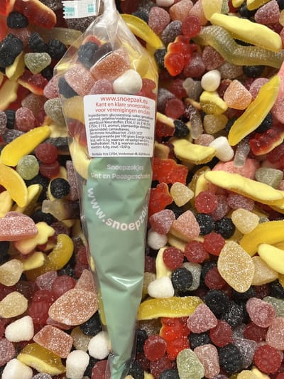 Snoepzakjes gevulde , MIX , 200 gram , 50 stuks , 10 kg in totaal. Gevulde snoepzakjes - uitdeelcadeaus - traktatie zakjes - snoepzak