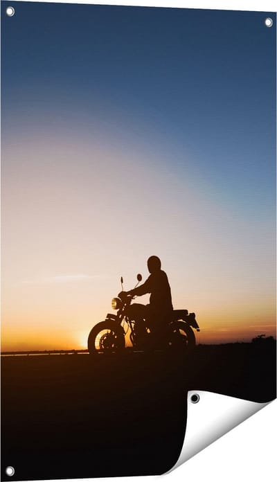 Gards Tuinposter Silhouet van een Motor bij Zonsondergang - 60x90 cm - Tuindoek - Tuindecoratie - Wanddecoratie buiten - Tuinschilderij