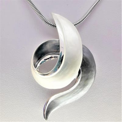 Halsketting - Lange - Zwart - veterketting met elementen van edelstaal (RVS) met een totaal Lengte van 90 cm en verstelbaar Y-ontwerp. Ketting lengte zelf kan instellen zoals jij dat mooi vindt.
