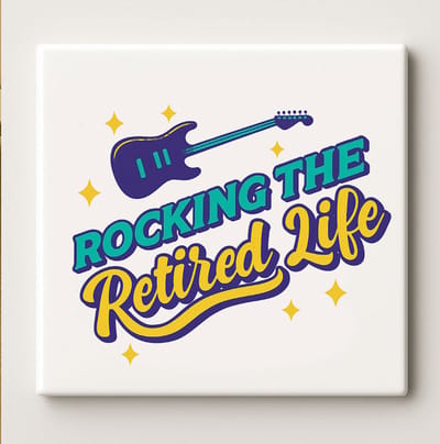 Rocking the Retired Life Tegel 15x15cm – Leuk Pensioencadeau – Gitaarontwerp Keramische Wanddecoratie – Perfecte Decoratie voor Muziek- en Rockliefhebbers