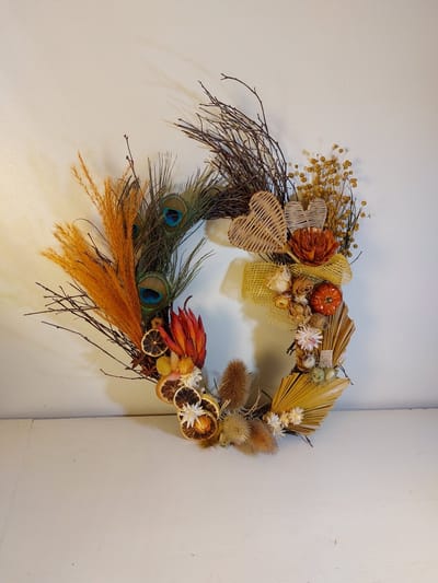 Prachtige krans met hartjes, pauwenveren en een mix droogbloemen 40cm hoog