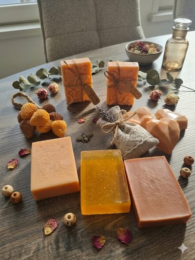 Puur natuur, met liefde gemaakt. ​Ambachtelijke luxe voor elk moment. ​Verwen jezelf met de kracht van de natuur. ​Zacht voor je huid, goed voor je geest. ​Natuurlijke rust in elk stukje zeep. ​100% handgemaakt, 100% puur.