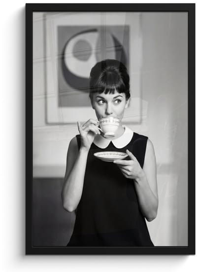 Poster in lijst - Fotolijst 40x60 cm - Posters - Portret - Thee - Vrouw - Posterlijst zwart - Decoratie - Wanddecoratie woonkamer - Muurdecoratie slaapkamer