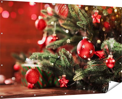 Gards Tuinposter Kerstboom met Rode Lichtjes en Kerstballen - 180x120 cm - Tuindoek - Tuindecoratie - Wanddecoratie buiten - Tuinschilderij