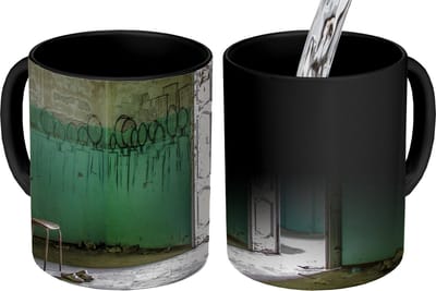 Magische Mok - Foto op Warmte Mokken - Koffiemok - Stoel - Steen - Deur - Architectuur - Magic Mok - Beker - 350 ML - Theemok