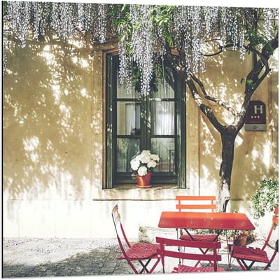 Dibond - Rood Tafeltje in Gezellig Straatje - 80x80cm Foto op Aluminium (Met Ophangsysteem)