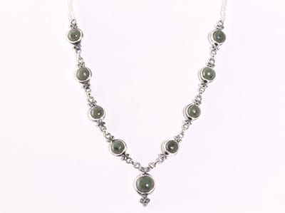 Bewerkte zilveren ketting met jade