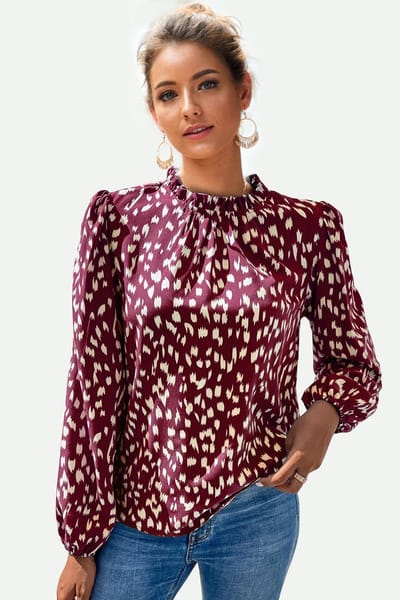 Top met dierenprint en hoge hals, ruches en wijnrood detail