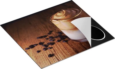 Chefcare Inductie Beschermer IJskoffie met Koffiebonen op Tafel - 60x50 cm - Afdekplaat Inductie - Kookplaat Beschermer - Inductie Mat