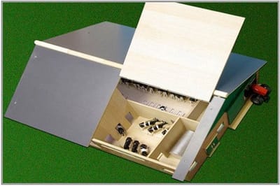 Kids Globe Cubicle House Wood With Milking Unit 1:32