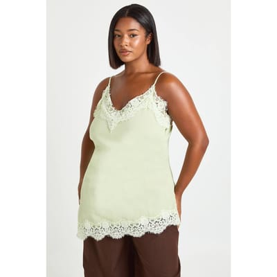 boohoo Dames Plus Maat Chiffon Cami Top Met Kanten Rand En Asymmetrische Zoom | Pistache | Maat: 44