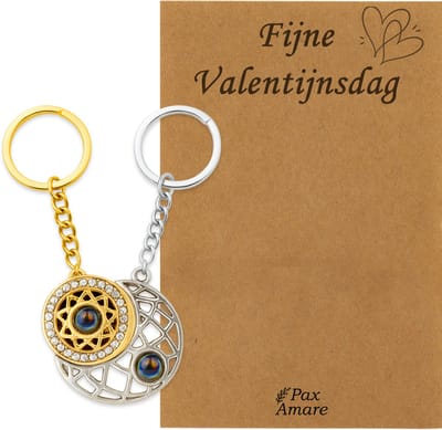 Koppel Sleutelhanger voor 2 'Fijne Valentijnsdag' - Rondjes ILY IN 100 TALEN - Sleutelhanger set op Cadeau Kaartje - Goudkleurig & Zilverkleurig - Vriendschap of Relatie Symbool - Pax Amare