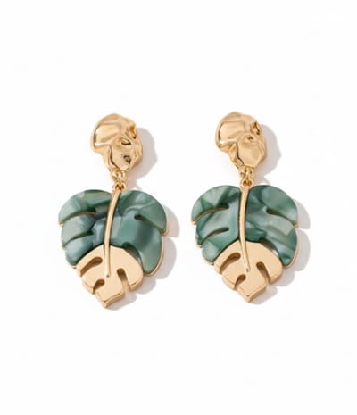 Groen goudkleurige oorbellen voor dames – oorhangers met blad design – tropische oorstekers