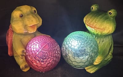 Polyresin solarlampen " kikker en schildpad met bal" - Set van 2 stuks - meerkleurig - met LED - Staand model - hoogte 10 x 15 x 7 cm - Tuindecoratie - Tuinverlichting