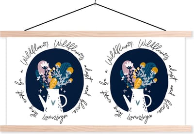 Posterhanger incl. Poster 120x60 cm - Schoolplaat - Wildflowers adapt and bloom wherever they want, be a Wildflower - Quotes - Spreuken - Textielposter - Blanke latten