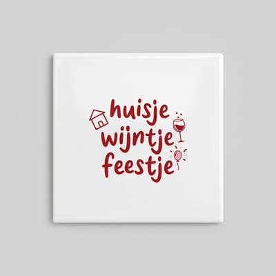 Grappige Nederlandse Quote Keramische Tegel “Huisje Wijntje Feestje” – Gezellige Thuis & Wijn Wanddecoratie – Decoratieve Tegel 15 × 15 cm