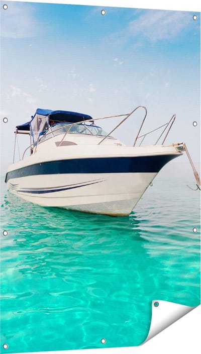 Gards Tuinposter Motorboot aan het Strand met Blauw Water - 80x120 cm - Tuindoek - Tuindecoratie - Wanddecoratie buiten - Tuinschilderij