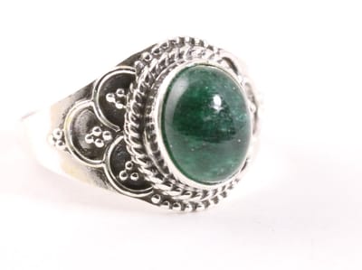 Bewerkte zilveren ring met jade - maat 16