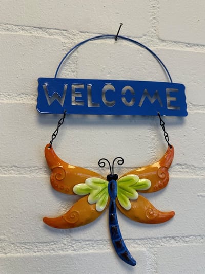 Metalen decoratie tuin hanger "welcome" libelle - oranje + blauw - hoogte 30 x 20 x 1 cm - Woonaccessoires - Decoratieve hangers - Tuinaccessoires