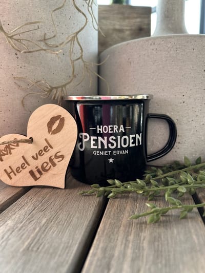 Creaties van hier – Emaille Mok Pensioen met houten hartje – plaatstaal - geëmailleerde coating – 9cm