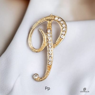 Luxe Strass | P | Letter Broche Goudkleurig met Zirconia Steentjes – Unisex Cursieve Initialen Pin Diverse Maten Voor Heren & Dames