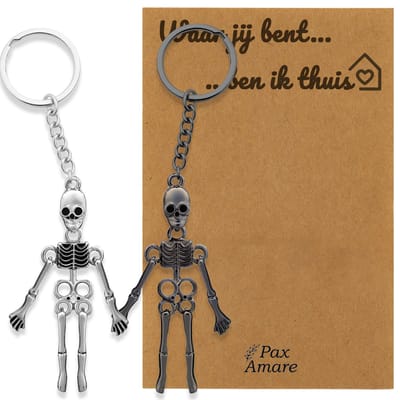Koppel Sleutelhanger voor 2 'Waar jij bent, ben ik thuis' - Magnetische Skeletjes - Sleutelhanger set op Cadeau Kaartje - Zilverkleurig & Zwart - Persoonlijke Hanger - Pax Amare