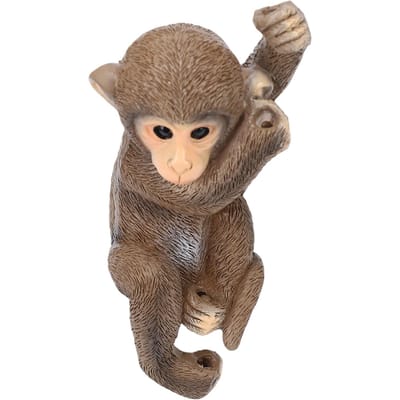 Hangend apenbeeldje van hars, klimmend in een boom, babychimpansee, dierensculptuur voor buiten in de tuin. gray
