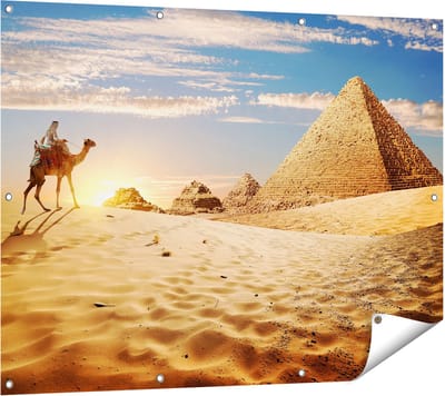 Gards Tuinposter Egyptische Piramides met een Kameel - 120x90 cm - Tuindoek - Tuindecoratie - Wanddecoratie buiten - Tuinschilderij