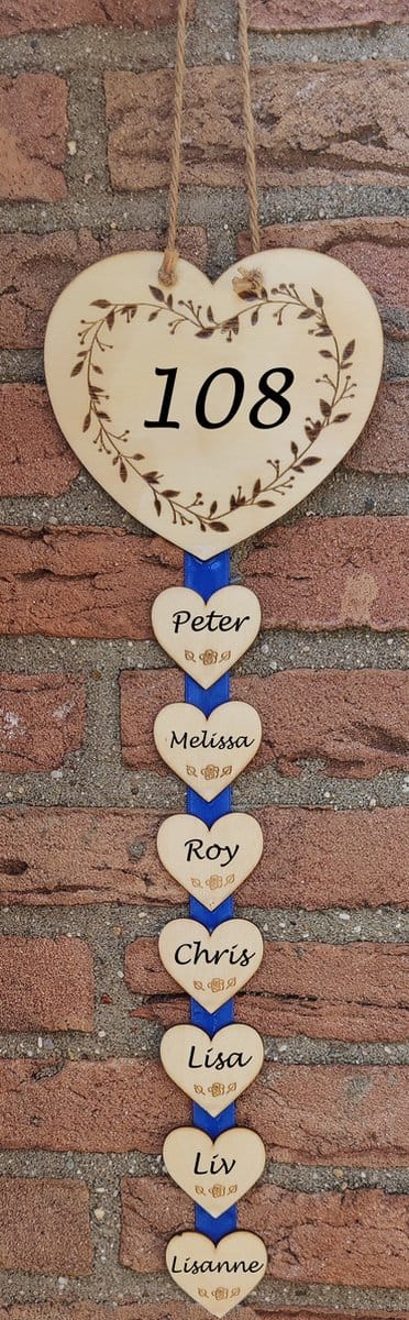 Houten hartvormige tekstladder gepersonaliseerd met uw eigen tekst - Blauw lint - Hangbord - Huisnummer - Naambord - Eigen naam - 7 bordjes