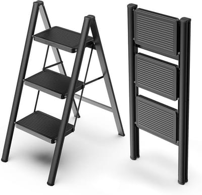 Moeve Keukentrap - Stevig en lichtgewicht, makkelijk op te bergen - Huishoudtrap inklapbaar - Opstapje - Trap ladder - Opstap krukje - 150 kg draagvermogen - Anti-slip - 3 treden - max. Hoogte 84cm - Zwart