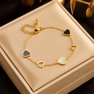 Sjika - Gold Plated Hartjes Armband – Goudkleurig – Zwart & Wit Emaille – Dames - Cadeau