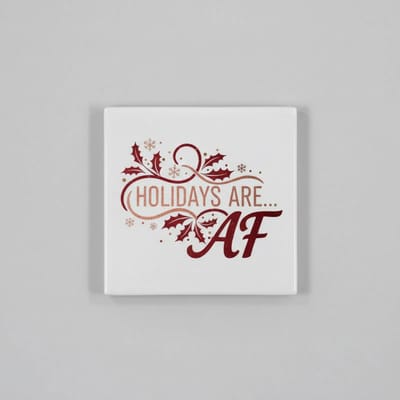 Holidays Are AF Keramische Tegel 15x15 cm – Grappige Kerst Quote Decoratie | Feestelijke Rode Kerst Cadeautegel