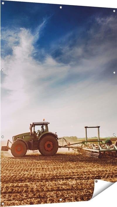 Gards Tuinposter Tractor op het Veld - Trekker - 100x150 cm - Tuindoek - Tuindecoratie - Wanddecoratie buiten - Tuinschilderij