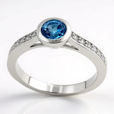 Cavill - Zilveren ring met Marambaia blauwe topaas 0,55 ct en 16 pavé zirkonia's 0,32 ct - 925 sterling zilver gerhodineerd - Elegante damesring