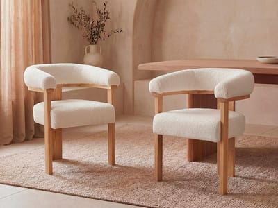 Vente-unique Set van 2 stoelen met armleuningen van boucléstof en hout - Wit en naturel - LIVELIA door