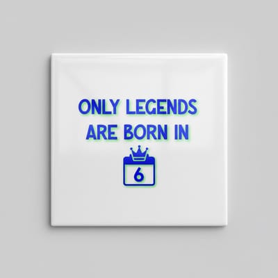 “Only Legends Are Born in 6” Keramische Tegel – 15×15 cm Verjaardagscadeau met Kalender & Kroonontwerp