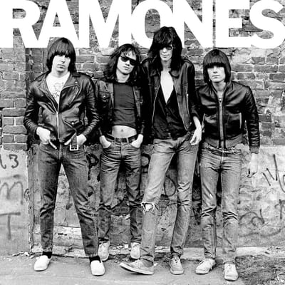 Ramones - Remastered debuutalbum met Blitzkrieg Bop en I Wanna Be Your Boyfriend - Vinyl en CD