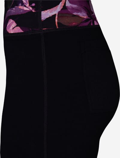 Skechers dames sportbroek met flare pijpen en een hoge taille. Gemaakt van 88% nylon en 12% spandex. Voorzien van een bies met bloemenprint en zakken aan de zij-en achterkant. - Zwart multi - Maat S