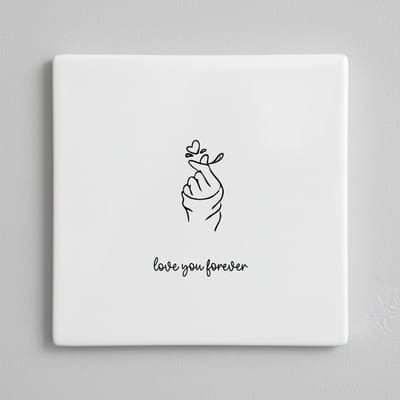 Decoratieve Keramische Tegel “Love You Forever” met Minimalistische Hand & Hart Illustratie – Romantische Wanddecoratie – 15 × 15 cm