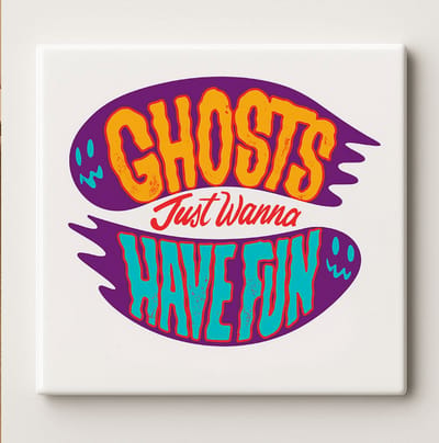 Grappige Halloween Tegel “Ghosts Just Wanna Have Fun” 15x15 cm – Kleurrijke Keramische Wanddecoratie Cadeau voor Halloweenliefhebbers en Feestdecoratie