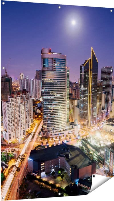 Gards Tuinposter Makati Stad Skyline in de Nacht in Thailand - 100x150 cm - Tuindoek - Tuindecoratie - Wanddecoratie buiten - Tuinschilderij