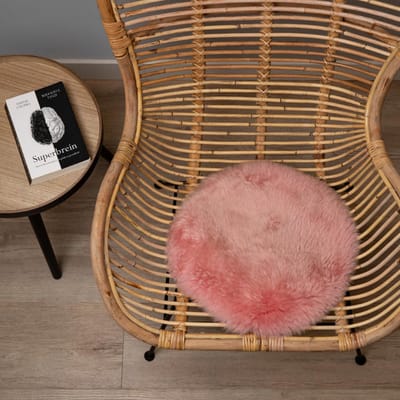 WOOOL Schapenvacht Chairpad - Australisch Roze (38cm) ROND - Stoelkussen - 100% Echt - Eenzijdig