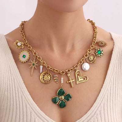 Cliste Couture - Handgemaakt GREEN GRACE MULTI CHARM Ketting - 18k Verguld - Roestvrij staal - Bedels - Ketting dames - Waterproof - Sieraad voor Festivals– Moederdag - Sierden vrouw