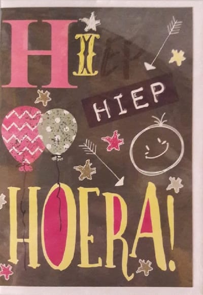 Hiep, hiep, hoera! Van harte gefeliciteerd met je verjaardag! Een grappige wenskaart met ballonnen. Leuk om bij een cadeau te voegen of om zo te geven. Een dubbele wenskaart inclusief envelop en in folie verpakt.